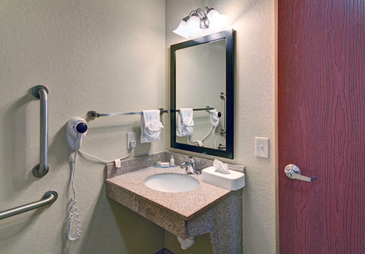 Cobblestone Inn & Suites - Schuyler Екстериор снимка